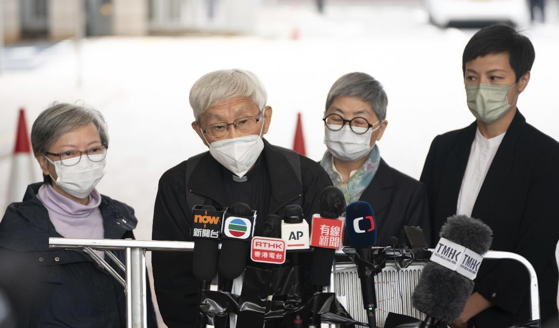 Kardinal Joseph Zen, andra person från vänster, talar till medierna efter fredagens dom i Hongkong. Foto: Anthony Kwan/AP/TT