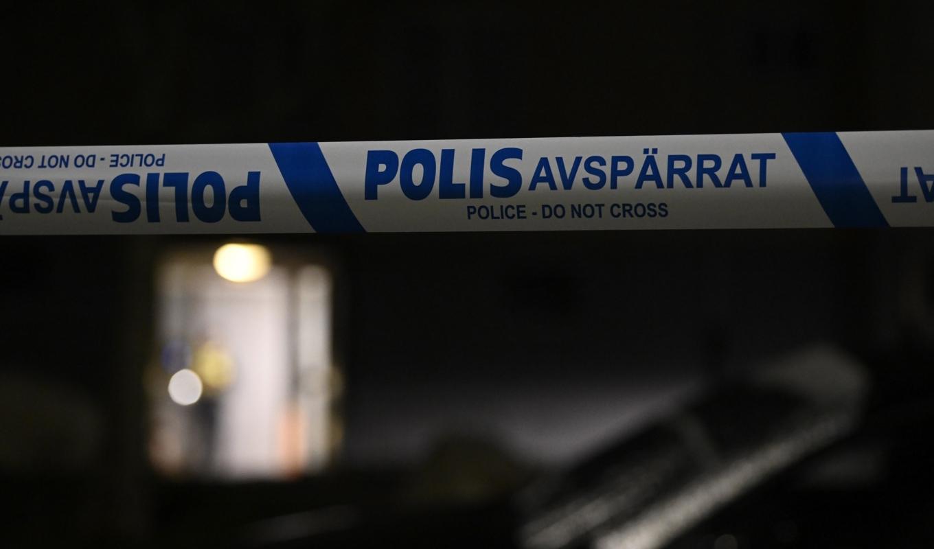 Polisavspärrningar efter söndagens mord i området Blombacka i Södertälje. En man i 20-årsåldern sköts till döds. Foto: Jessica Gow/TT