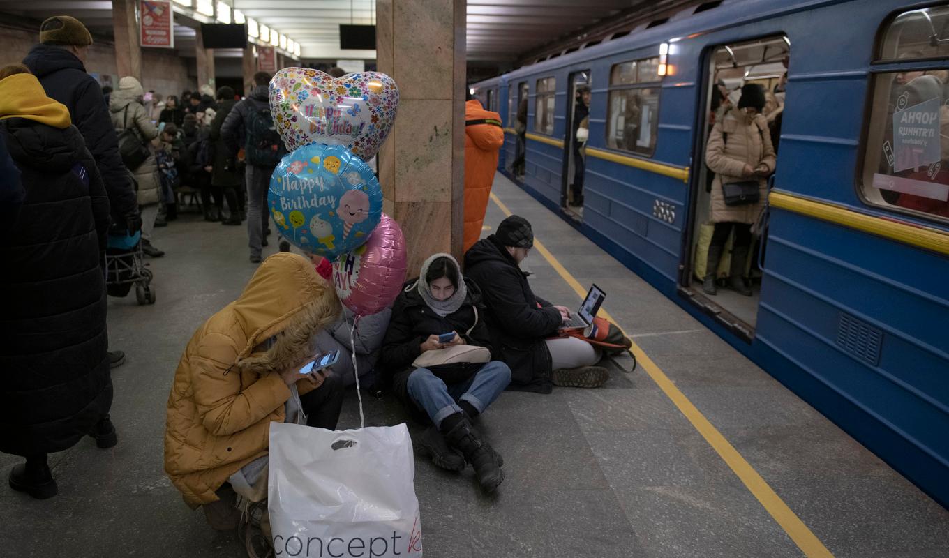 Människor tar skydd i Kievs tunnelbana under måndagens ryska robotattacker. Foto: Andrew Kravchenko/AP/TT