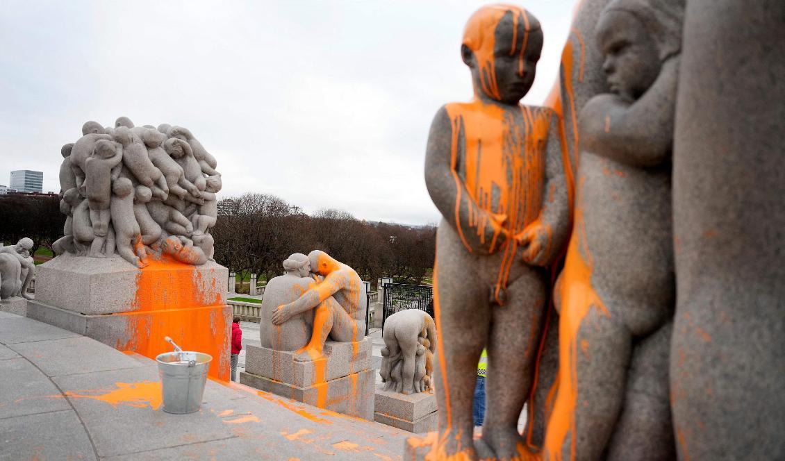 Klimataktivister från Stopp oljeletinga (Stoppa oljeutvinning) kastade färg på skulpturer i Oslo den 18 november 2022. Foto: Javad Parsa/NTB via Getty Images