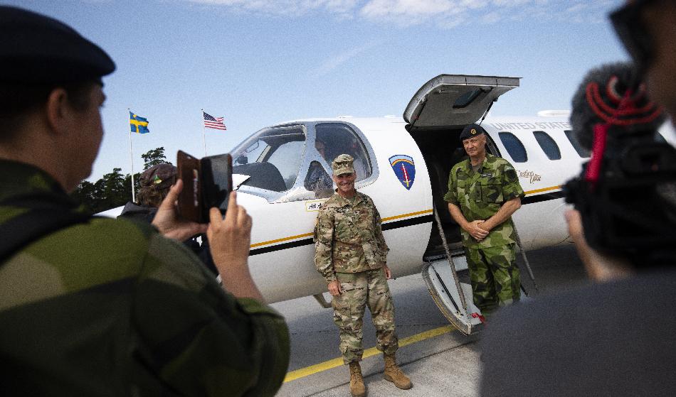 Arméchef Karl Engelbrektson tar emot general Christopher Cavoli, USA:s arméchef för Europa vid ett besök i Sverige. Foto: Emy Åkerlundh/Försvarsmakten