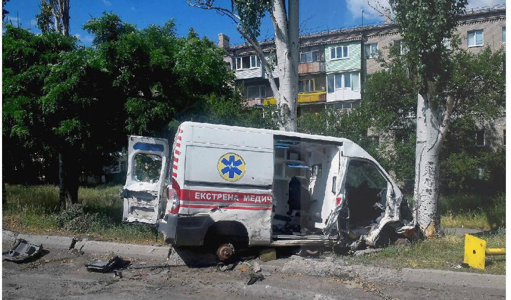 Ukrainsk polis och räddningstjänst är måltavlor. En förstörd ambulans i Lysychansk visades upp för pressen av den ryska armén den 12 juli. Foto: Olga Maltseva/AFP vis Getty Images