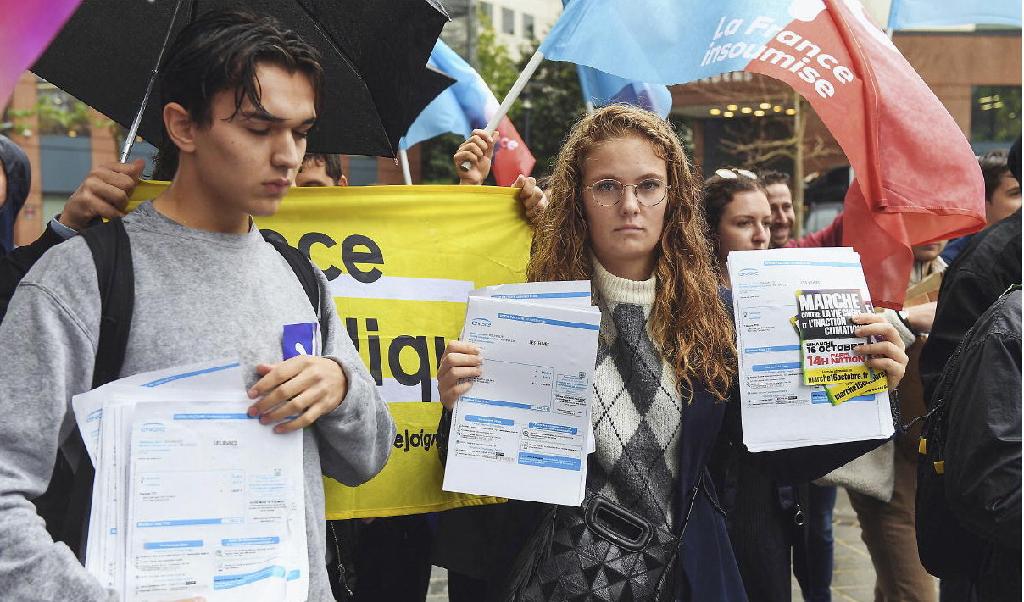 Franska demonstranter protesterar mot höga elräkningar utanför det franska elbolaget Engies högkvarter utanför Paris den 13 oktober 2022. Foto Alain Jocard/AFP/Getty Images