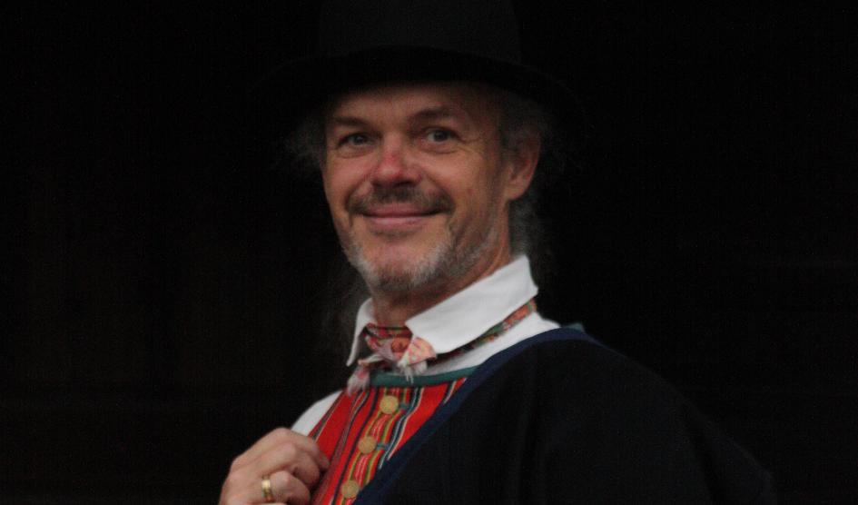 Thommas Andersen, dansare och tränare i Skansens folkdanslag, upplever att traditioner både är ett sätt att knyta an till rötterna och en brobyggare i mötet med andra kulturer. Foto: Elsa Avander