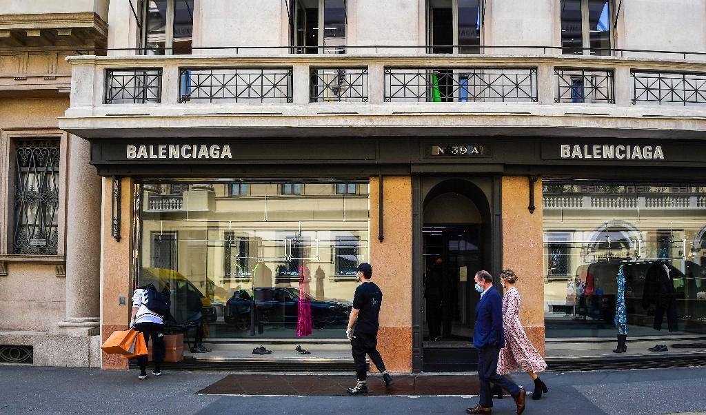 En Balenciagabutik i centala Milano. Modehuset har hamnat i blåsväder efter annonskampanjer som gett många människor obehagliga associationer. Foto: Miguel Medina/AFP via Getty Images
