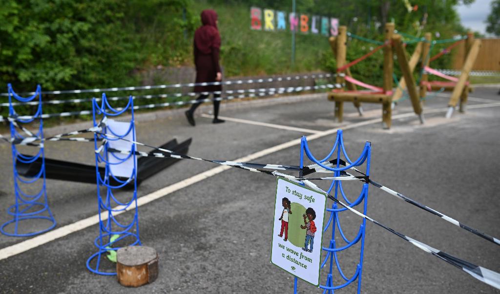 Avspärrningar, förhållningsregler och övertejpade lekredskap ska förhindra barns lek, juni 2020 i Huddersfield i England.Foto: Oli Scarff/AFP via Getty Images