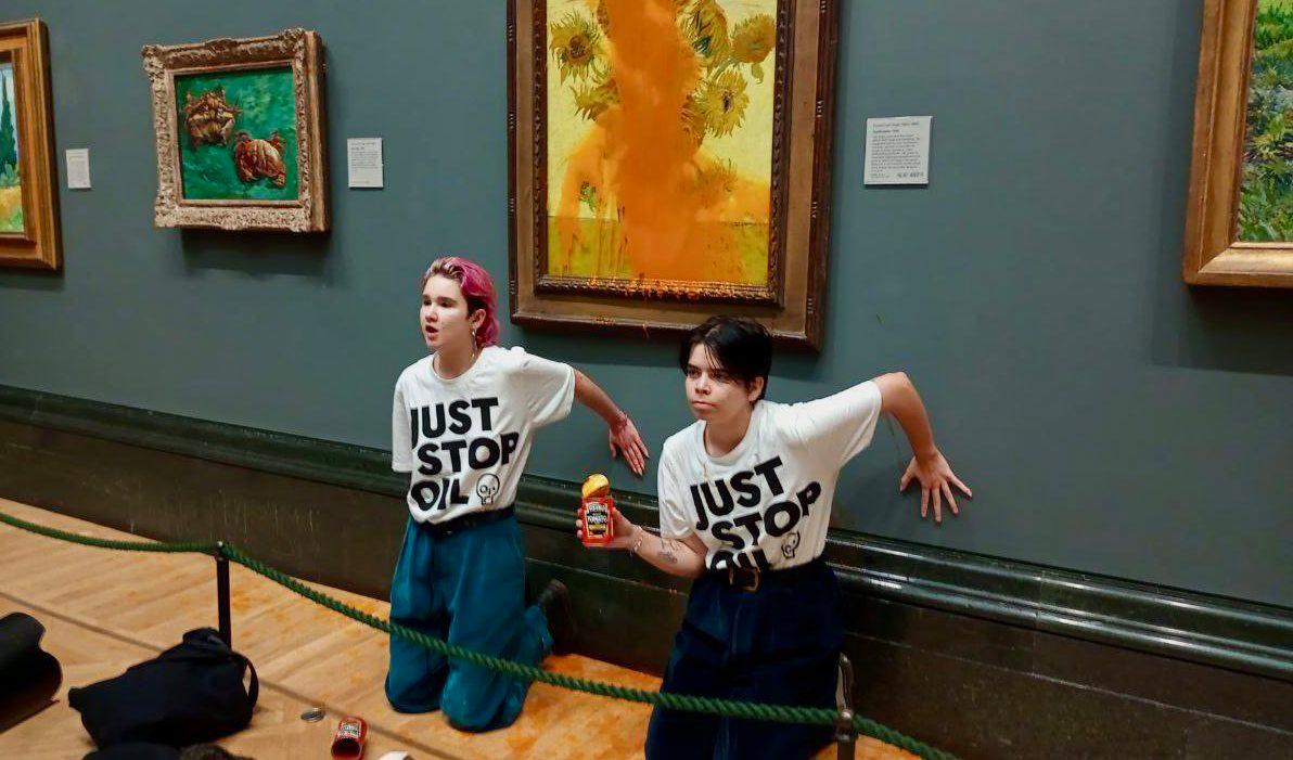 


Aktivister från Just Stop Oil klistrar sina händer mot väggen efter att ha kastat soppa på Vincent van Goghs ”Solrosor” på National Gallery i London den 14 oktober 2022. Foto: Just Stop Oil/Twitter                                                                                                                                    