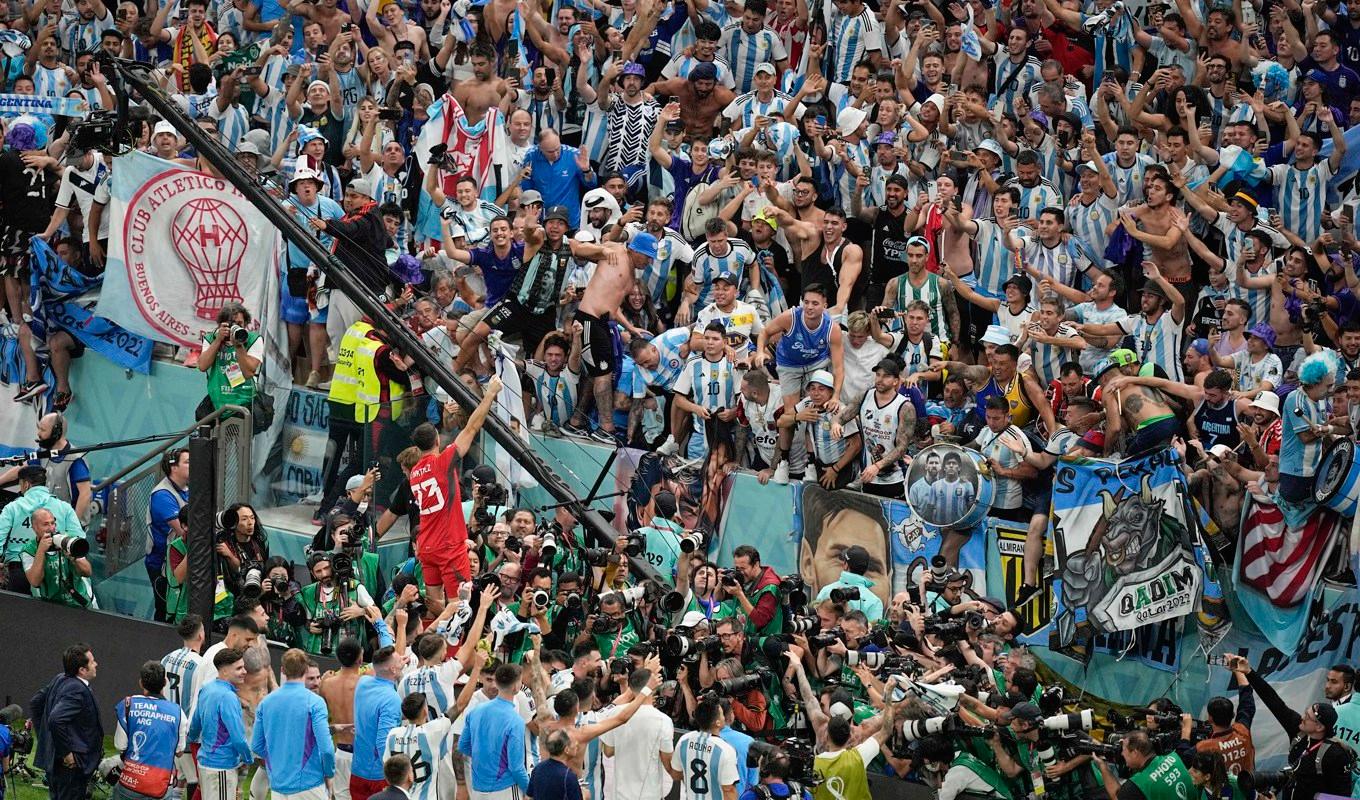 Den amerikanske fotbollsjournalisten Grant Wahl segnade ihop under den kaotiska matchen mellan Argentina och Nederländerna. Foto: Ariel Schalit/AP/TT