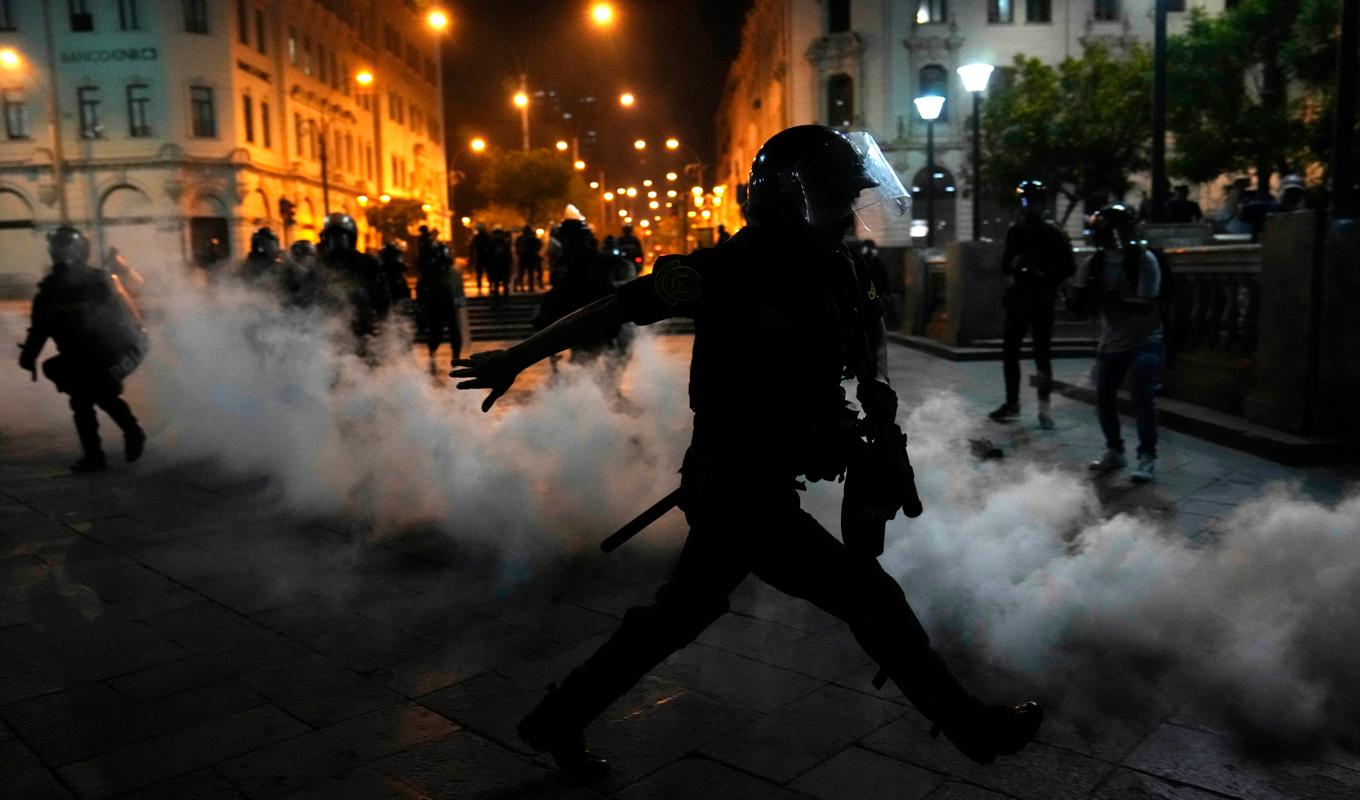 
Kravallpolis har satt in tårgas på flera håll i Peru där protesterna växer efter de senaste dagarnas tumult. Foto: Martin Mejia/AP/TT                                            