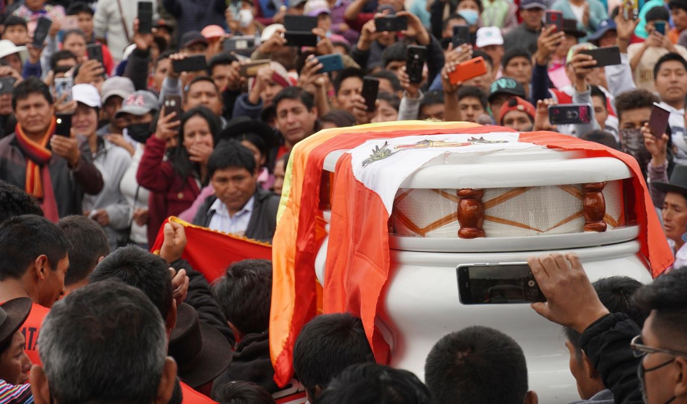 Begravning för ett av de dödsoffer som hittills krävts under demonstrationerna i Peru. Foto: Franklin Briceno/AP/TT