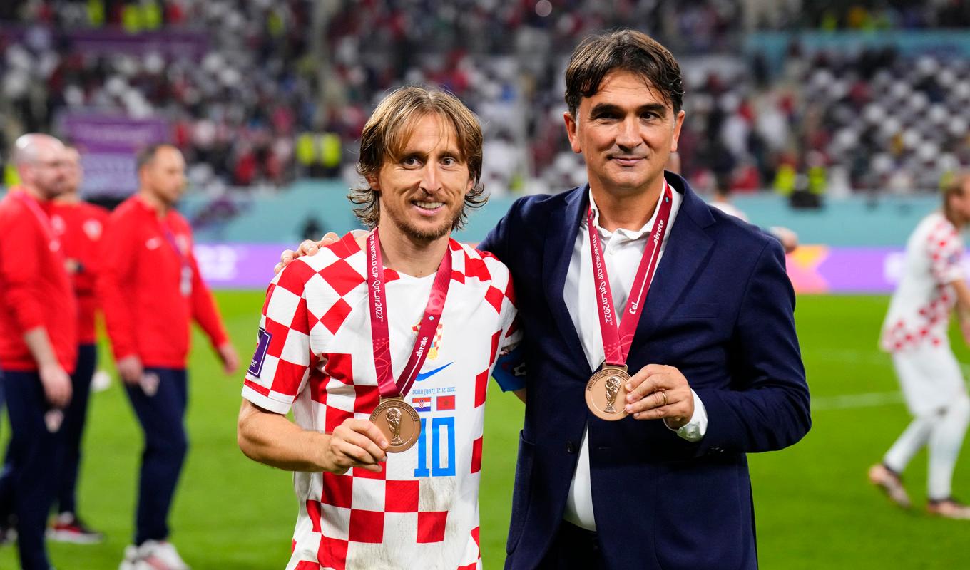 Luka Modric och Zlatko Dalic med bronsmedaljerna. Foto: Hassan Ammar/AP/TT