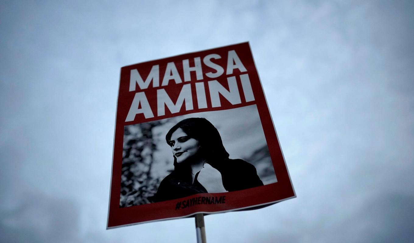 
Tiotusentals människor har gripits under de protester som utlöstes efter att Mahsa Zhina Aminis dött i den iranska moralpolisens förvar i september. Foto: Markus Schreiber/AP/TT                                            