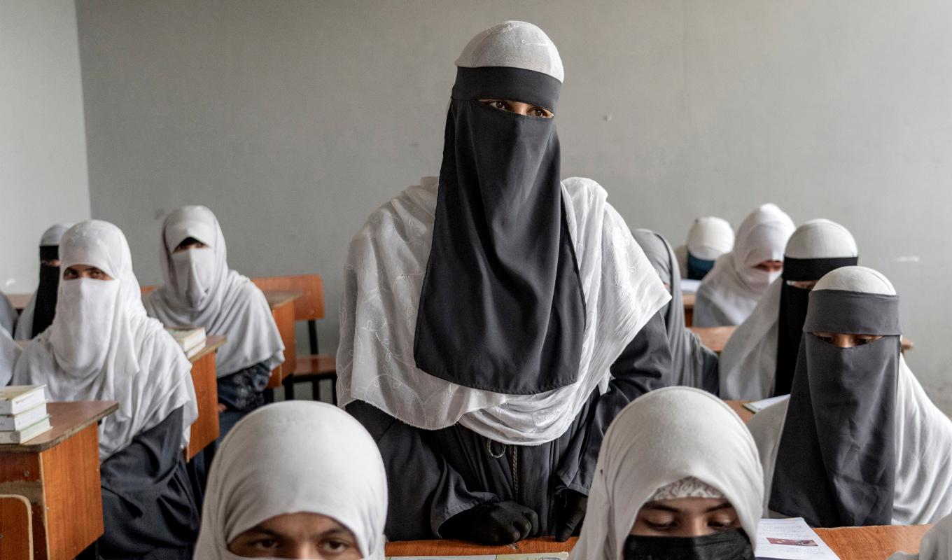 Afghanska flickor på en religiös skola i Kabul. På universitet kommer de dock inte att får studera längre. Arkivbild. Foto: Ebrahim Noroozi/AP/TT