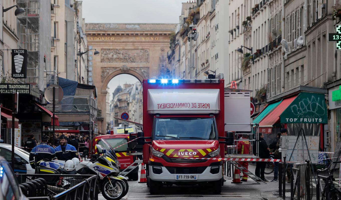 Blåljuspersonal i arbete på Rue d'Enghien i Paris, där en man öppnade eld och dödade flera personer på fredagen. Foto: Lewis Joly/AP/TT