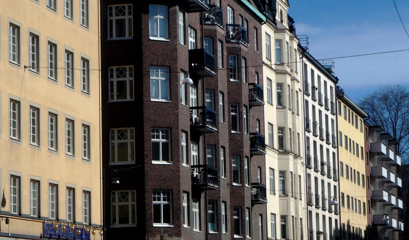 Priset på bostadsrätter i Stockholm har fortsatt nedåt under december, om än i långsammare takt. Arkivbild. Foto: Hasse Holmberg / TT
