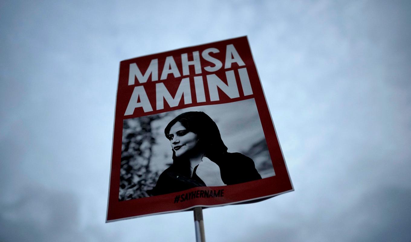 De landsomfattande demokratiprotesterna i Iran började med Mahsa Zhina Aminis död i moralpolisens förvar den 16 september. Arkivbild. Foto: Markus Schreiber/AP/TT