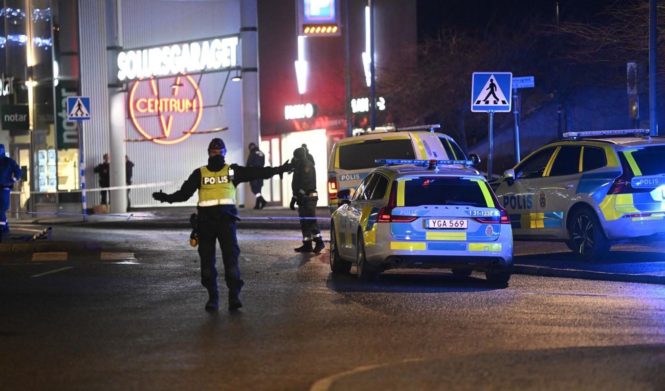 Poliser i Vällingby i nordvästra Stockholm. De skadade fördes till sjukhus med ambulans. En är avliden. Foto: Fredrik Sandberg / TT