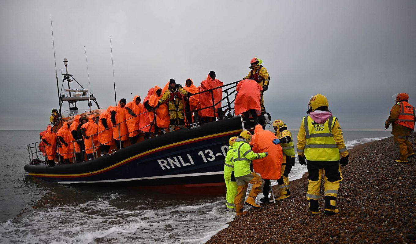 Migranter har plockats upp i Engelska kanalen den 9 december 2022. Foto: Ben Stansall/AFP via Getty Images