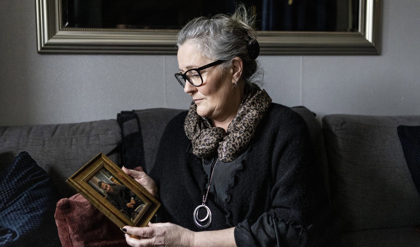 Carina Lövgren med fotot av sin son Phillip som sköts ihjäl i Sundsvall 2019. Foto: Christine Olsson/TT