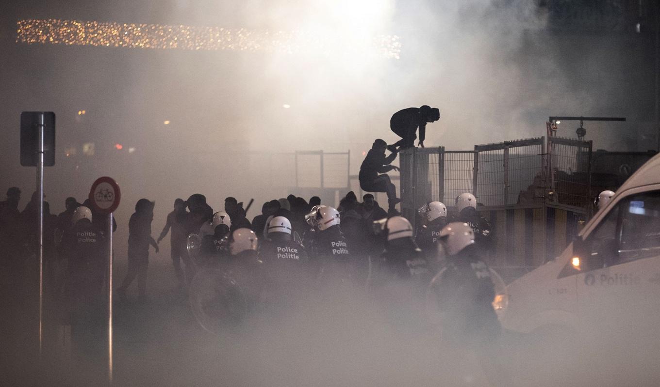 Belgisk polis i sammandrabbningar med fotbollsfans efter Marockos förlust i fotbolls-VM i Qatar den 14 december 2022. Foto: Simon Wohlfahrt/AFP via Getty Images
