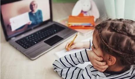 Barns tid framför skärmen i skolan får inte ersätta en mångfald av teoretiska, praktiska, estetiska och fysiska aktiviteter. Foto: Maria Symchych/Shutterstock