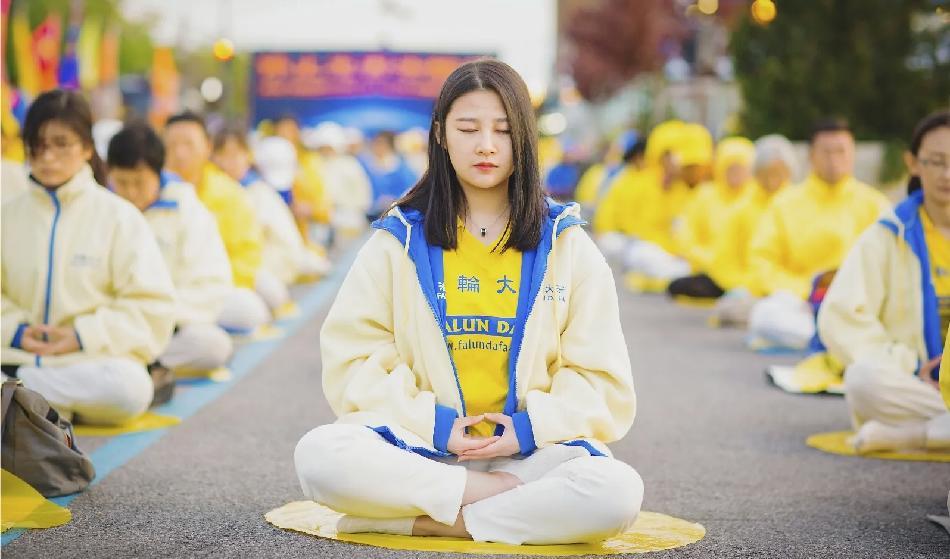 Hundratals utövare av den andliga metoden Falun Gong genomför en stillsam demonstration vid Kinas konsulat i New York den 11 maj 2017.Foto: The Epoch Times