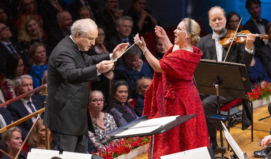Manfred Honeck, Kungliga Filharmonikerna och solisten Diana Damrau bjöd på en festlig och variationsrik Nobelkonsert. Foto: Niklas Elmehed