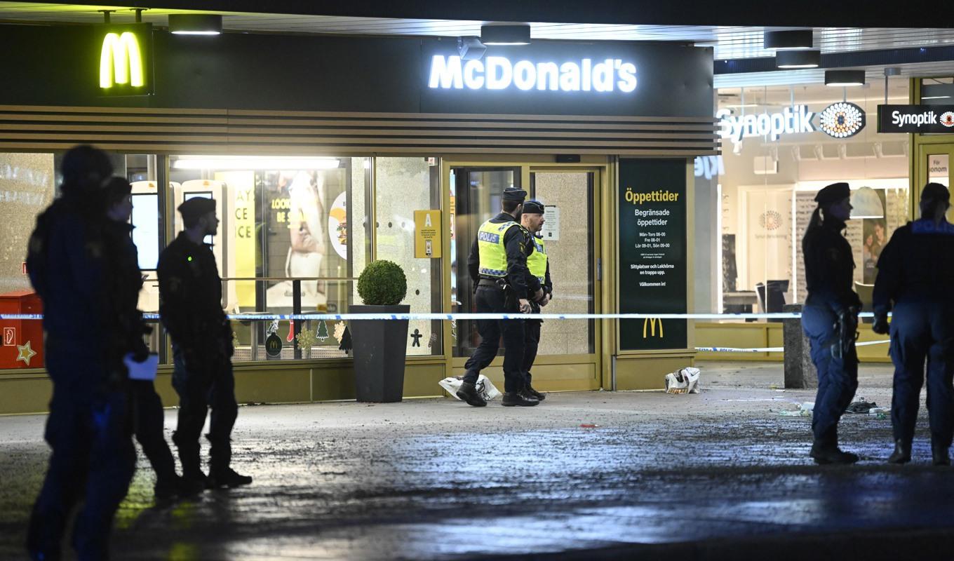 En man i 20-årsåldern sköts ihjäl vid McDonalds i Vällingby på nyårsafton. Två andra personer skadades. Foto: Fredrik Sandberg / TT