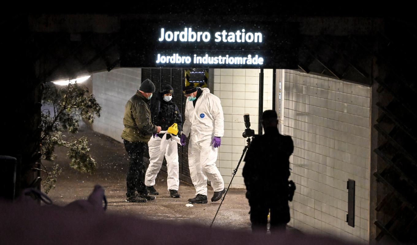 Två personer sköts i närheten av pendeltågsstationen i Jordbro i Haninge söder om Stockholm sent på onsdagseftermiddagen. Foto: Jessica Gow/TT