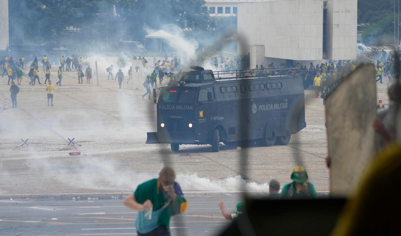 Flera hundra personer uppges ha gripits i Brasília. Foto: Eraldo Peres/AP/TT