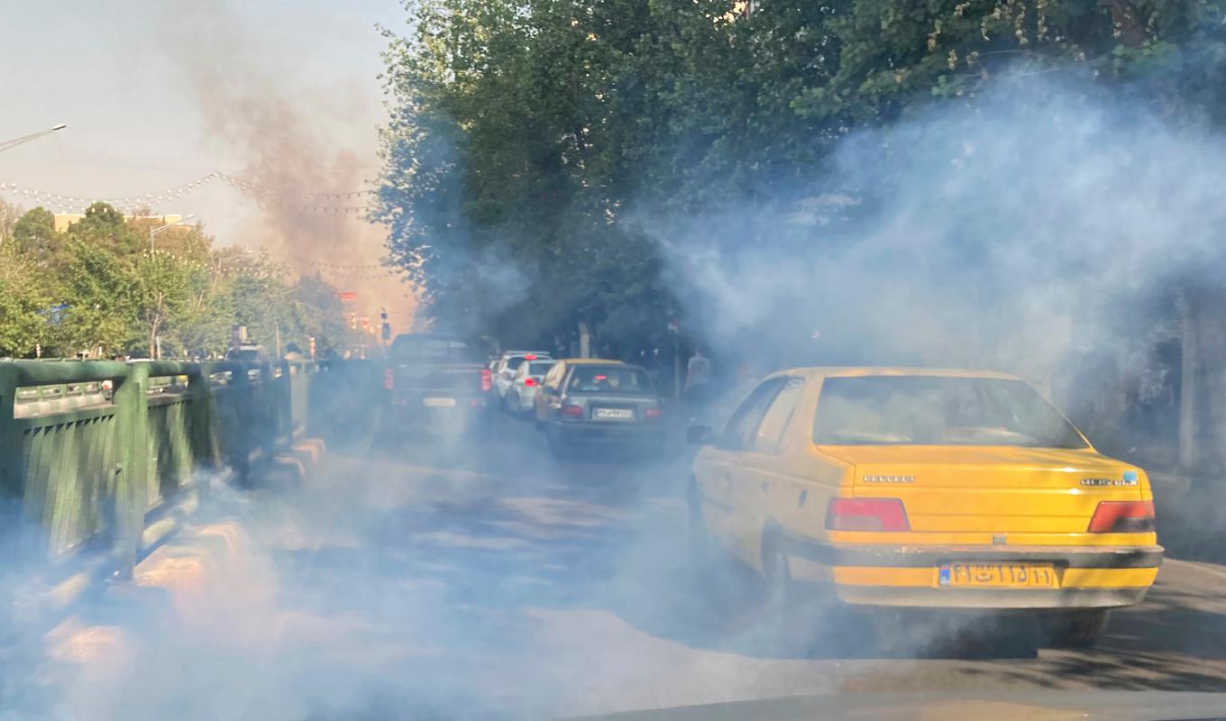 Tårgas användes mot demonstrerande utanför universitetet i huvudstaden Teheran. Bilden är tagen i början av oktober. Foto: AP/TT