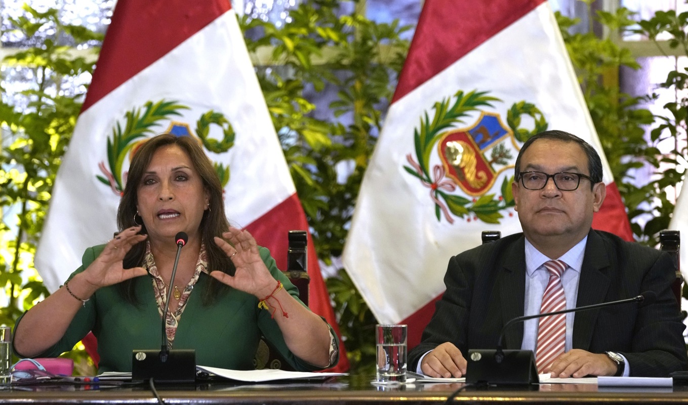 Perus president Dina Boluarte och premiärminister Alberto Otarola utreds för inblandning i folkmord under den senaste månadens protester mot regeringen. Arkivbild. Foto: Martin Mejia/AP/TT