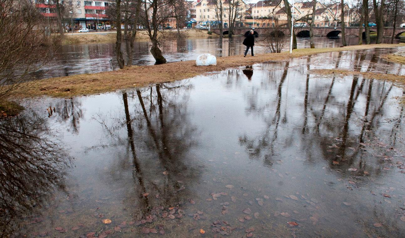 Översvämning vid Lagan i Värnamo för några år sedan – men den gången i mars. Arkivbild. Foto: Johan Nilsson/TT