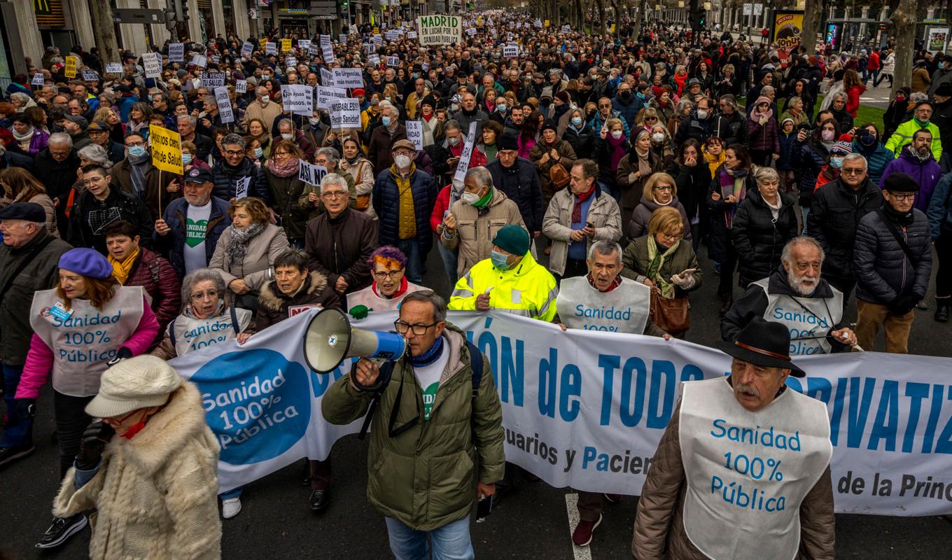 Tiotusentals demonstrerade i Spaniens huvudstad Madrid på söndagen, med krav på stopp för nedskärningar inom vården. Foto: Manu Fernandez/AP/TT
