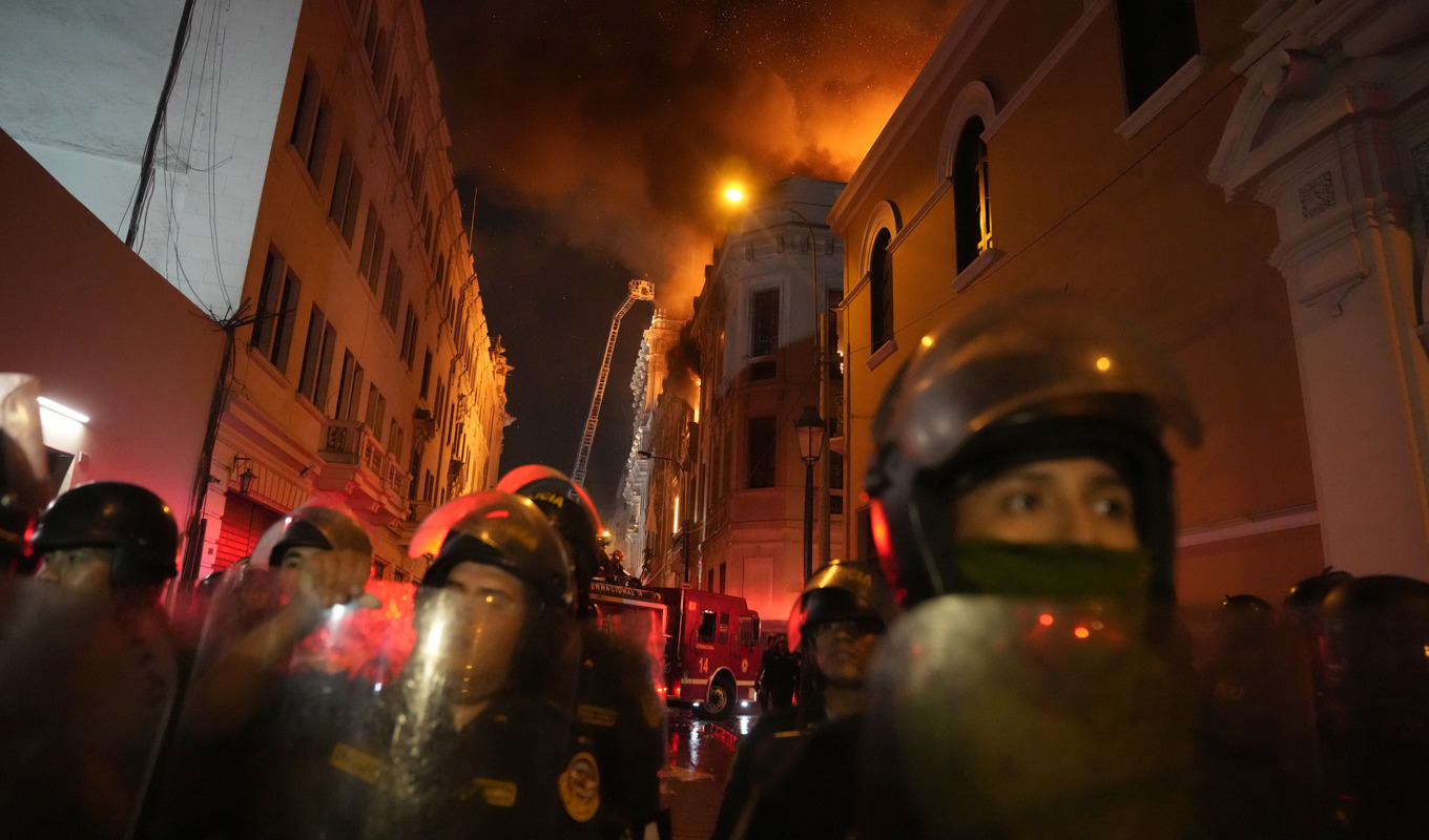 Kravallpolis blockerar en gata i Lima på torsdagskvällen. Foto: Martin Mejia/AP/TT