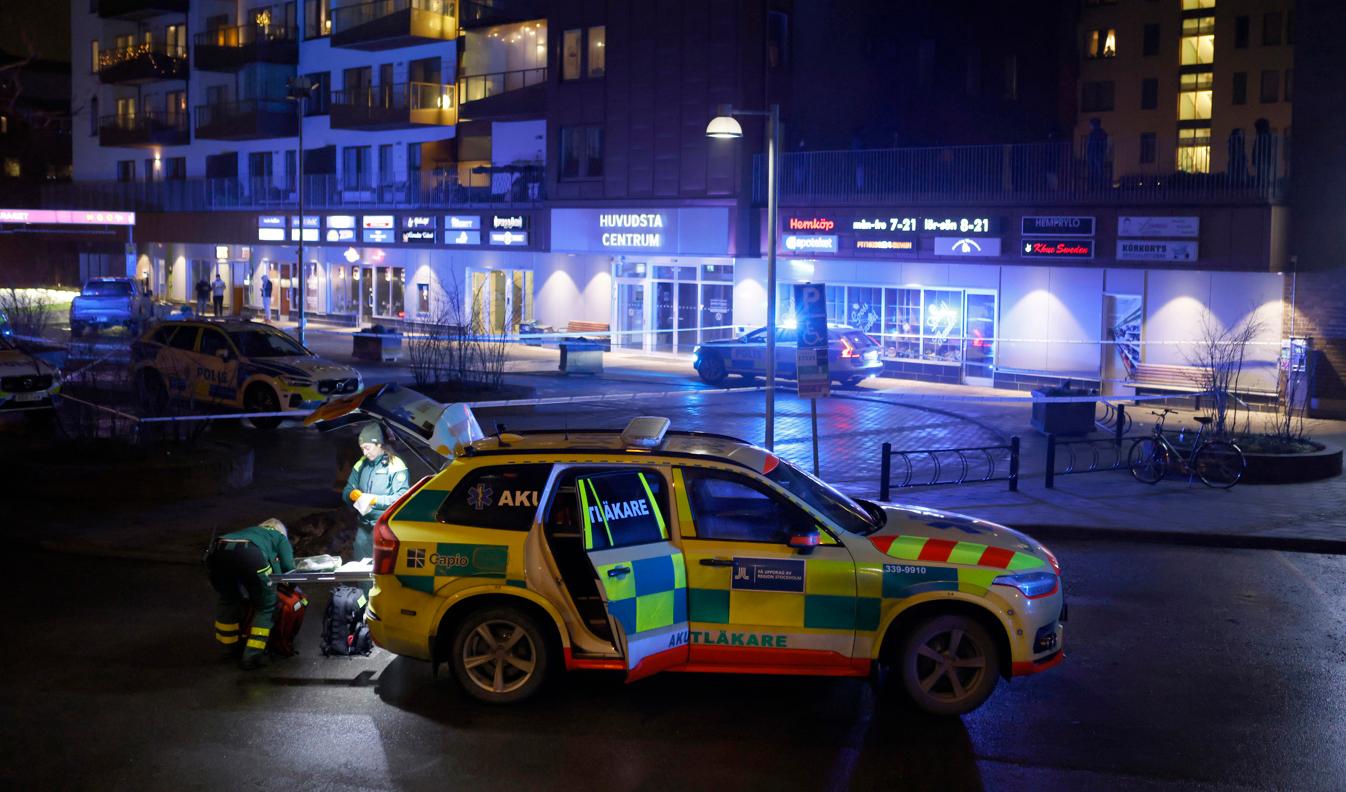 Vid Huvudsta centrum i Solna sköts en man till döds på fredagskvällen. Mannen låg livlös utomhus när polisen kom dit. Foto: Christine Olsson/TT