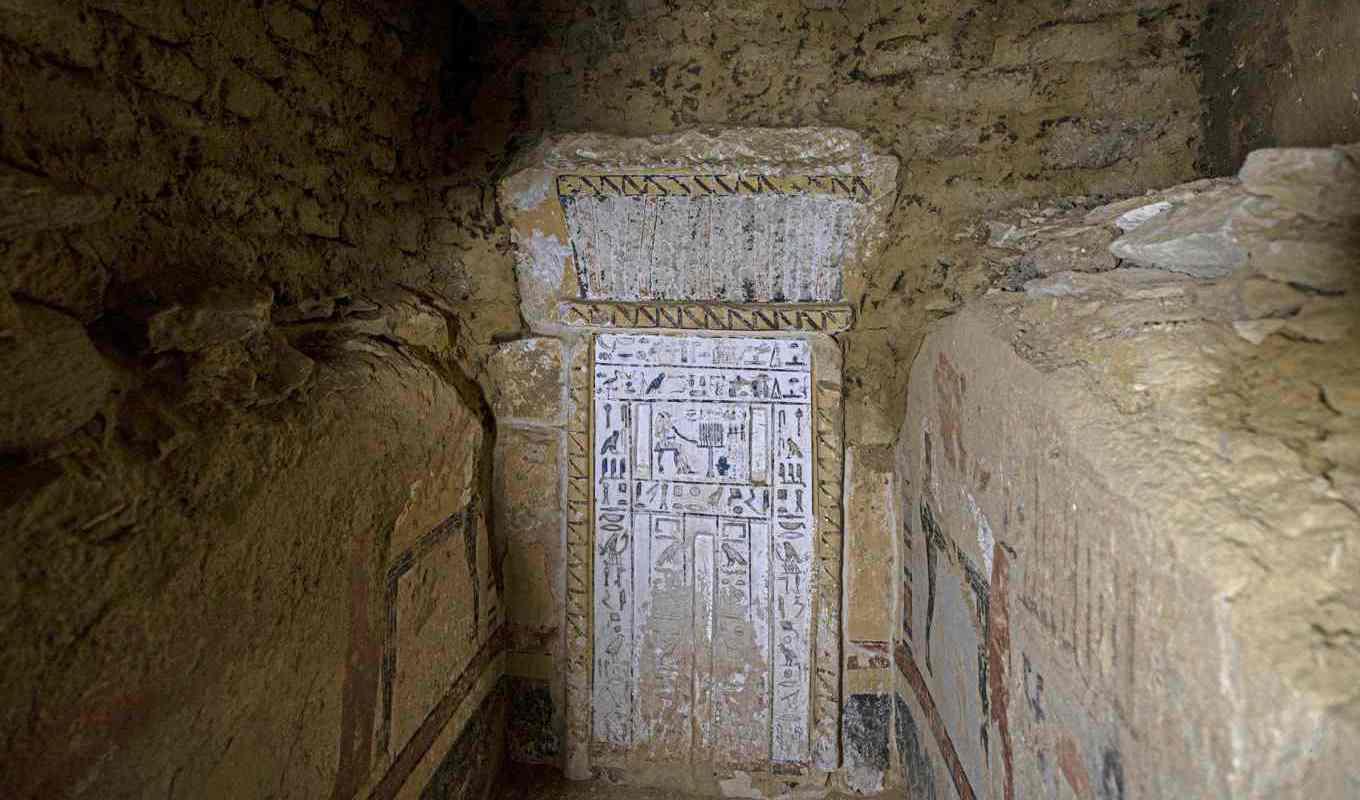 Bilden visar en av fyra nyupptäckta gravar vid de arkeologiska utgrävningarna i Saqqara söder om Egyptens huvudstad Kairo. Foto: Khaled Desouki/AFP/TT