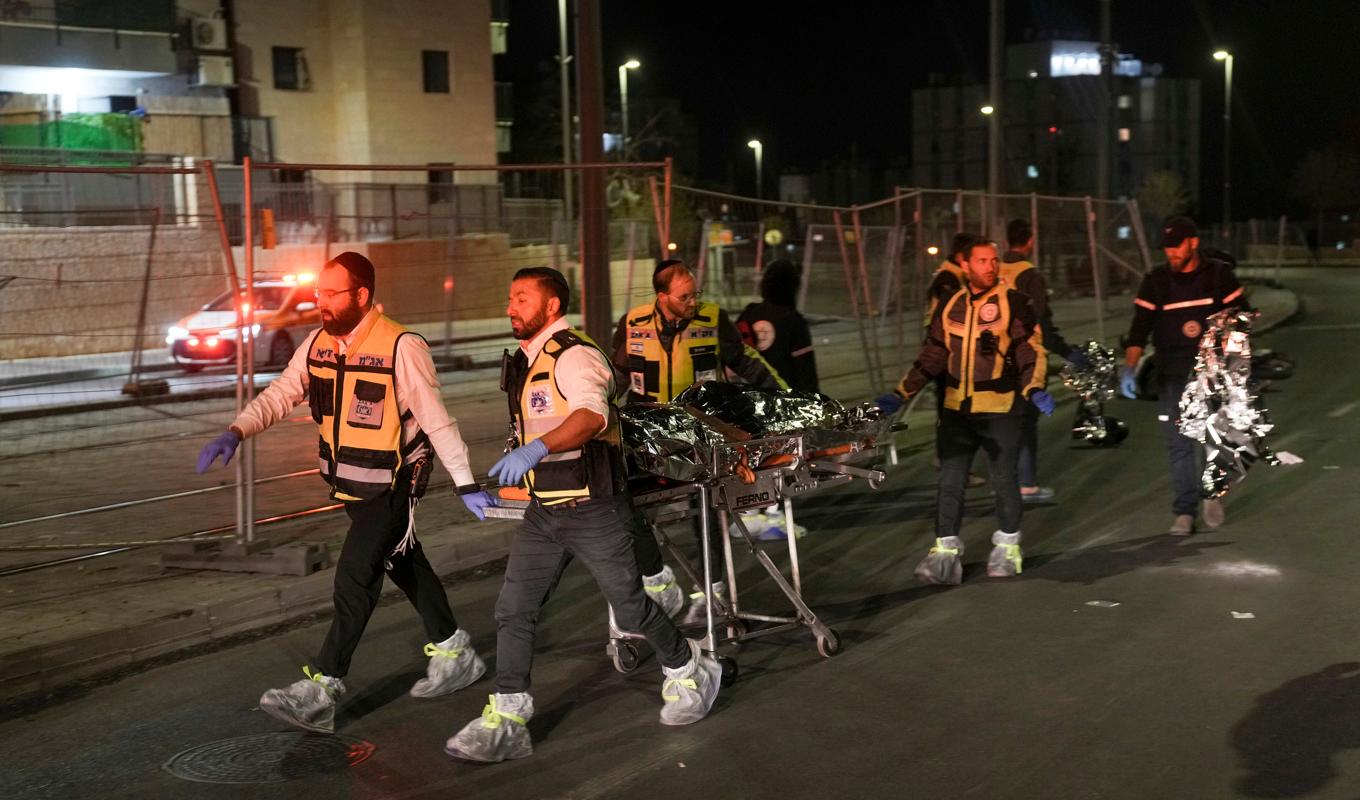Räddningstjänsten för en skadad till sjukhus efter skjutningen i Jerusalem på fredagskvällen. Foto: Mahmoud Illean/AP/TT