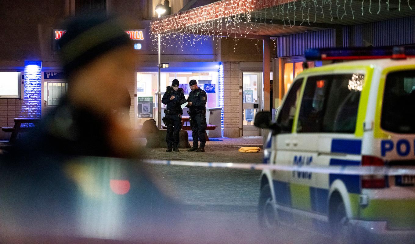 En tonårspojke sköts till döds i centrala Skogås på lördagskvällen. Det senaste mordet i den eskalerade våldsspiralen i Stockholm. Foto: Jessica Gow/TT