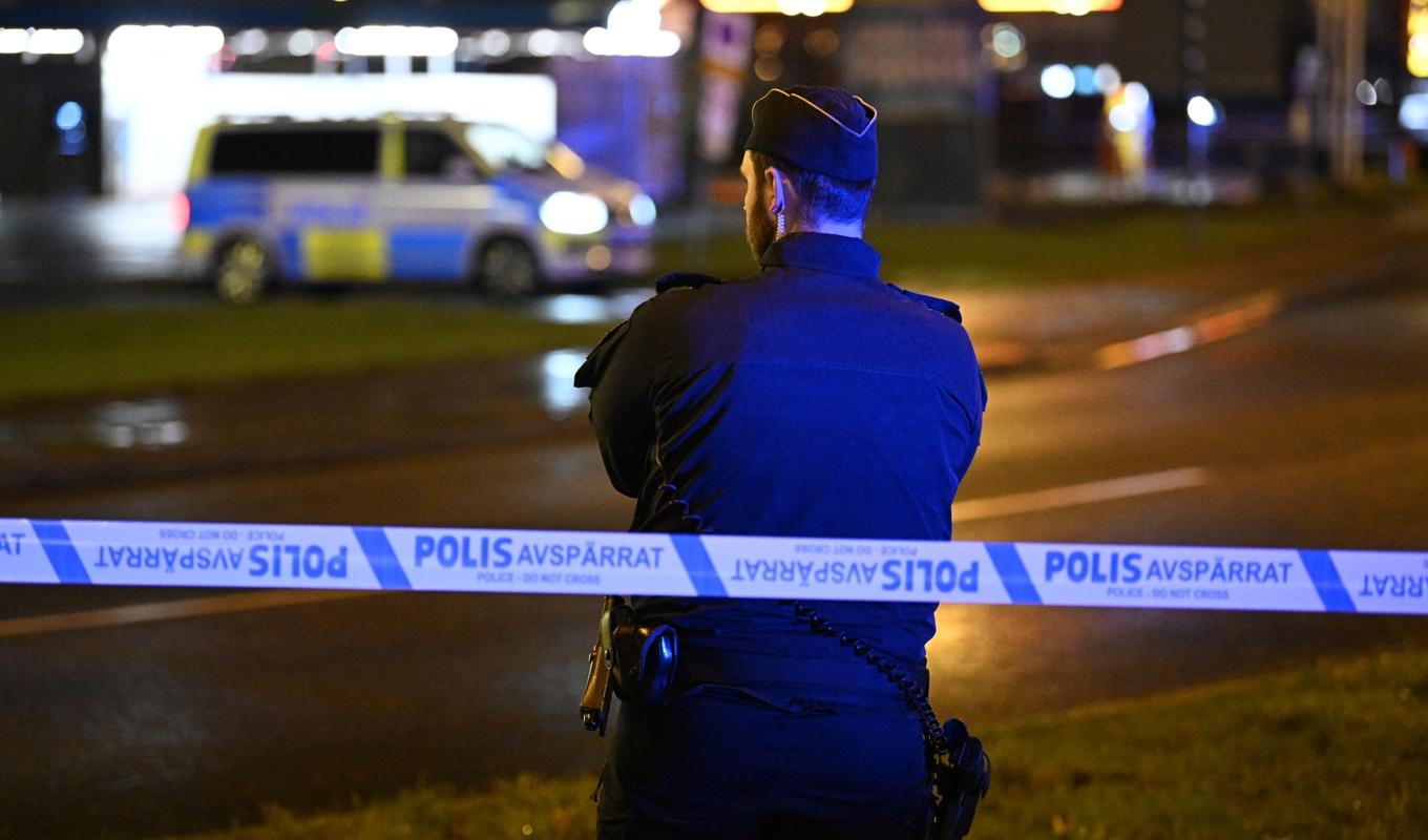 Polis på plats på i stadsdelen Segevång i Malmö efter att en man i 30-årsåldern hittats skjuten. Foto: Johan Nilsson/TT