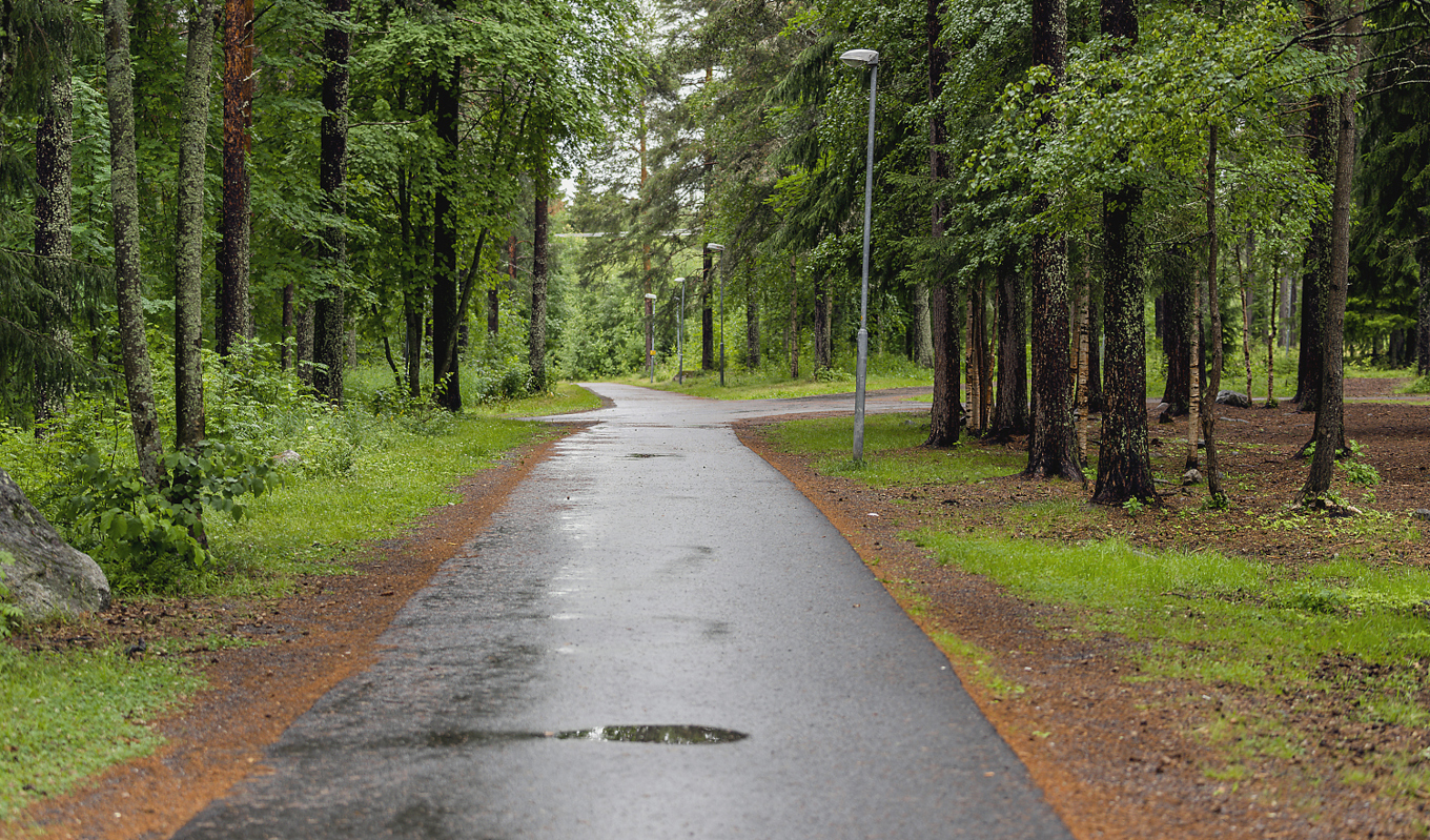 En cykelväg i stadsdelen Morö Backe i Skellefteå, där en pojke utsatte en flicka för grov våldtäkt och mordförsök i början av juli. Foto: Jonas Westlund/TT