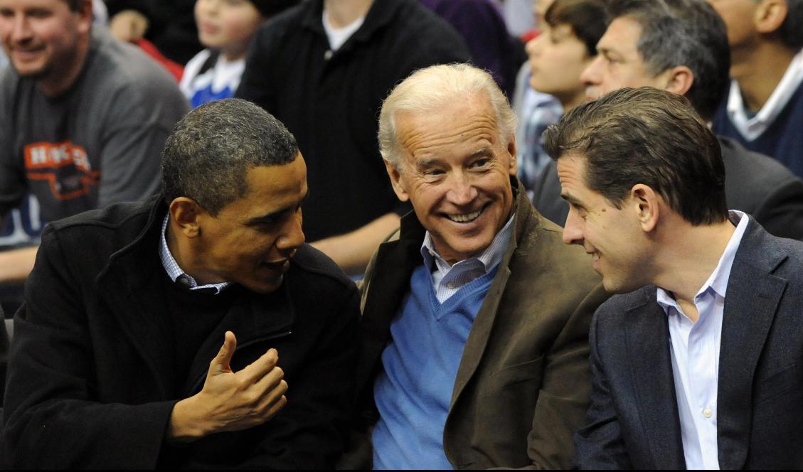 Barack Obama, Joe Biden och hans son, Hunter Biden, under en basketmatch i Verizon Center i Washington D.C. den 30 januari 2010. Foto: Alexis C. Glenn-Pool/Getty Images