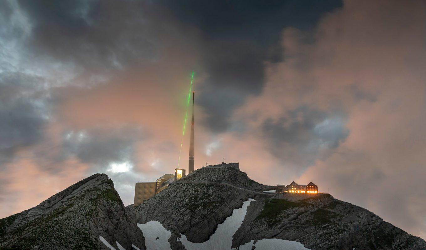 En laser installerades nära ett telekommunikationstorn på berget Säntis i nordöstra Schweiz som brukar träffas av blixten omkring hundra gånger per år.Foto: Prof. Dr. Jean-Pierre Wolf, Geneves universitetet, Schweiz