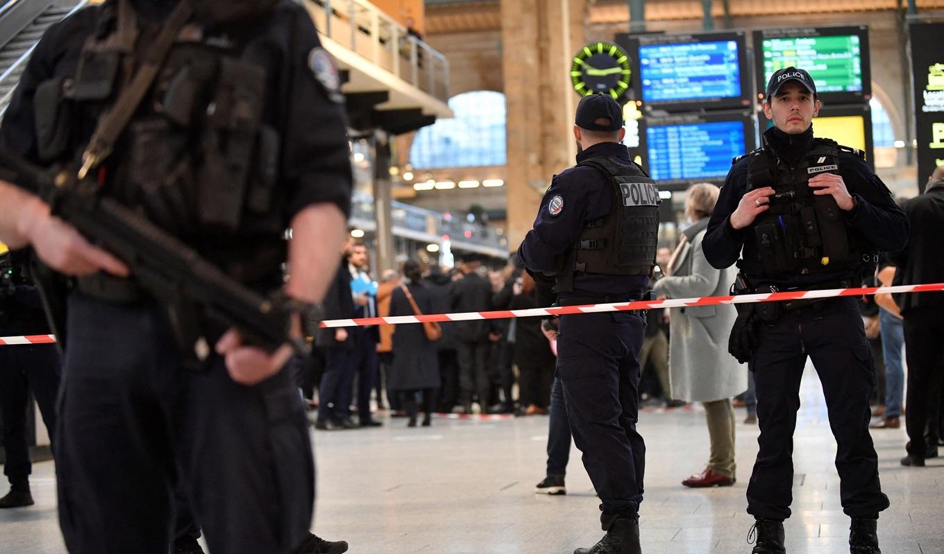 Flera personer skadades i samband med en knivattack på en järnvägsstation i Paris på onsdagsmorgonen. Foto: Julien De Rosa/AFP via Getty Images