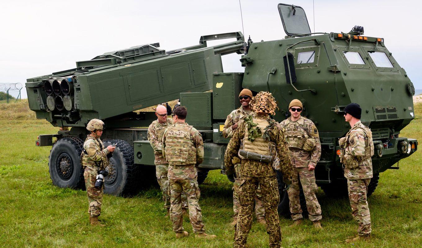Militärer står framför en amerikansk mobil artilleriraket, Himars (High Mobility Artillery Rocket System), vid en militärövning i Lettland i september 2022.Foto: Gints Ivuskans/AFP via Getty Images