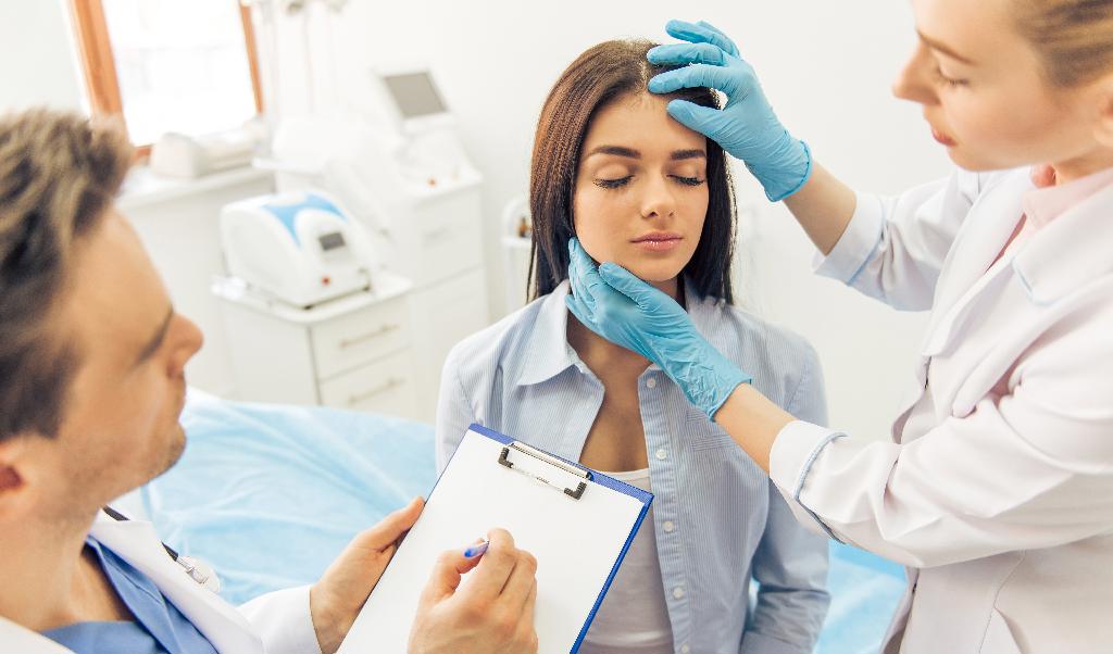 Svenska influerare marknadsför plastikoperationer som lyxiga semestrar utomlands på sociala medier. Foto: Shutterstock