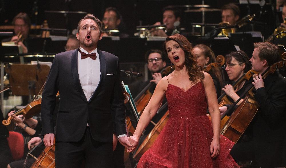 De två operasångarna Katija Dragojevic och Tobias Westman bjöd på inlevelsefull sång i Berwaldhallens trettondagskonsert. Foto: Arne Hyckenberg