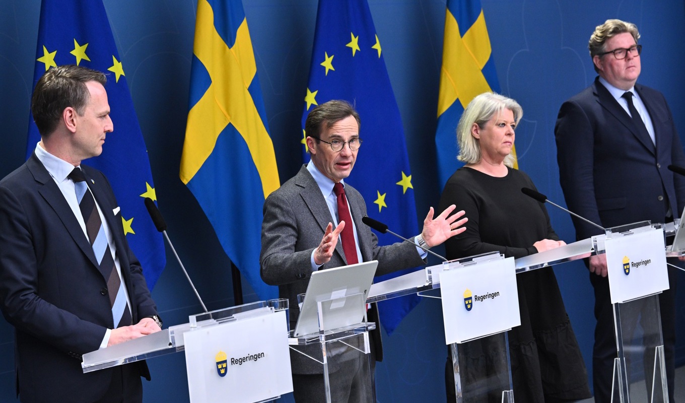 Pressträff om åtgärder mot desinformationskampanjen. Från vänster: Peter Danielsson, ordförande i Sveriges Kommuner och Regioner (SKR), statsminister Ulf Kristersson (M), socialtjänstminister Camilla Waltersson Grönvall (M) och justitieminister Gunnar Strömmer (M). Foto: Claudio Bresciani/TT