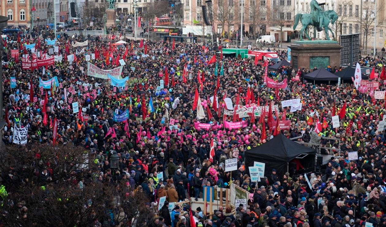Några av de uppemot 50 000 som demonstrerade mot att Store bededag ska tas bort. Foto: Emil Helms/AP/TT