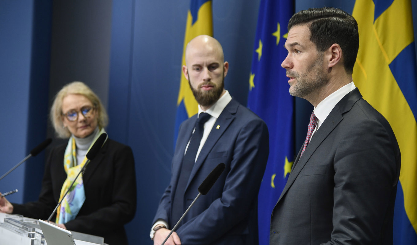 Charlotte Petri Gornitzka, chef för MSB, Carl-Oskar Bohlin, minister för civilt försvar, och Johan Forssell, bistånds- och utrikeshandelsminister, vid måndagens pressträff om jordbävningsstödet. Foto: Lars Schröder/TT